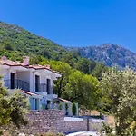 Villa Yasemin Marmaris Soeguet\'De Oezel Havuzlu Villa